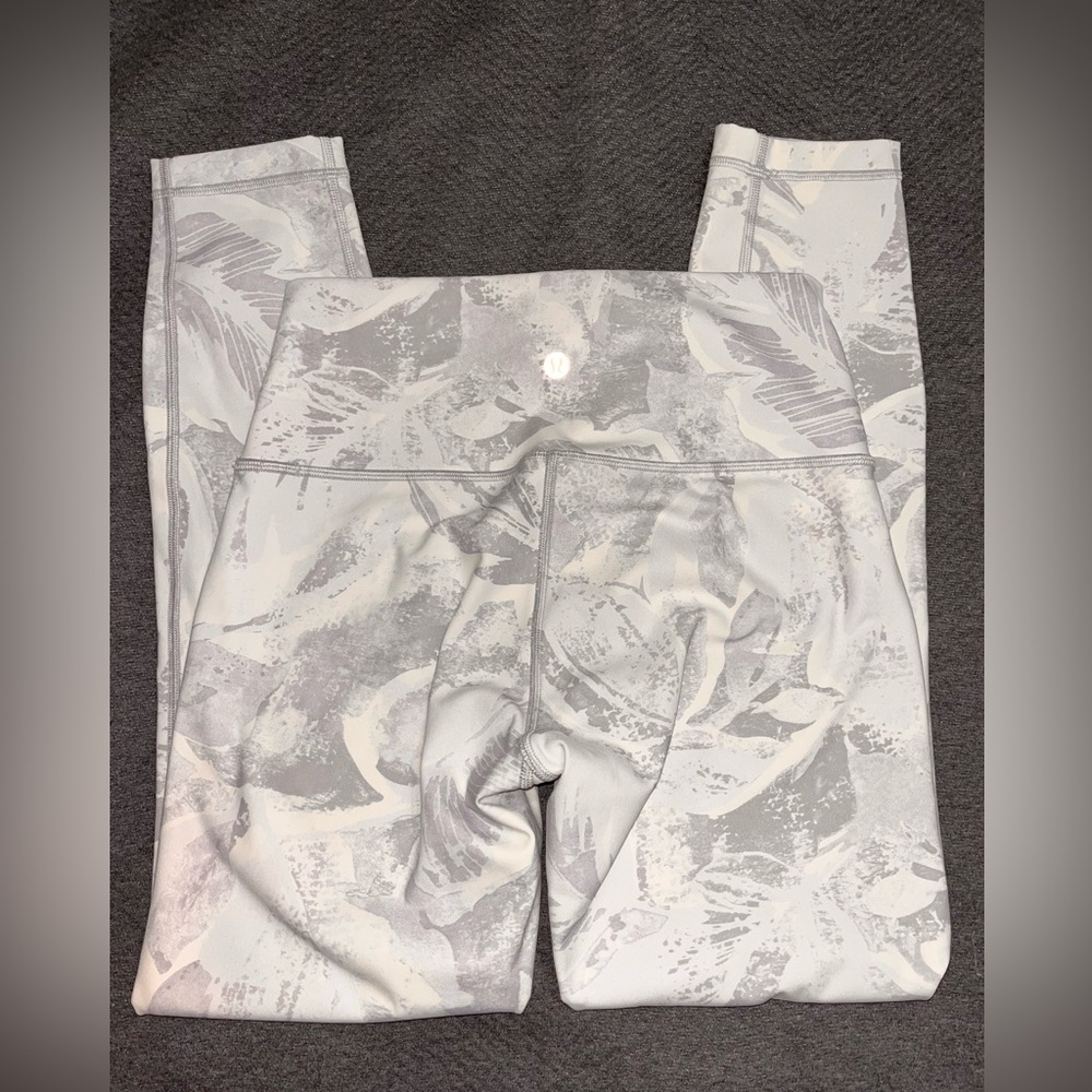 NWOT Lululemon Wunder Under High Rise tropical Shadow starlight leggings. Size 6